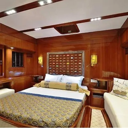 Hans Beys Yatch Hotel en barco