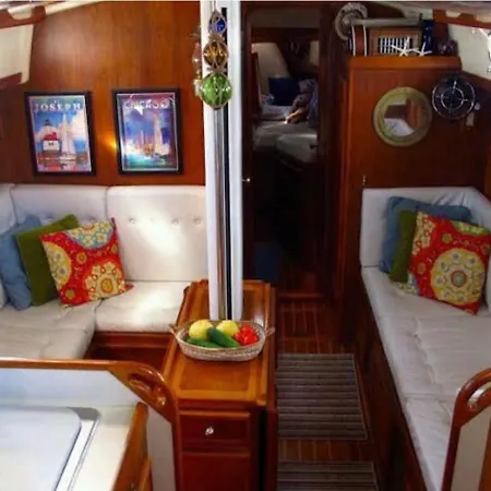 Botel Hans Beys Yatch *
